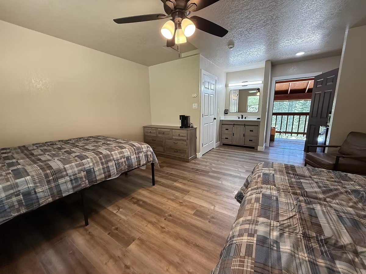 2 Queen Beds, Lakeside View